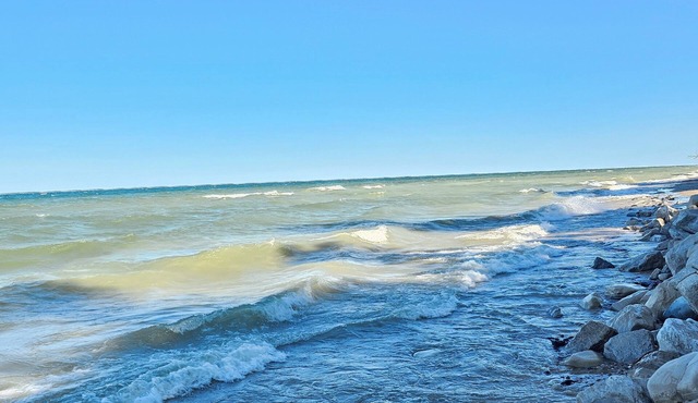 Great cozy cottage with Lake Michigan beach access, nice large deck.