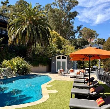 Great Cozy Pool House with Kitchenette