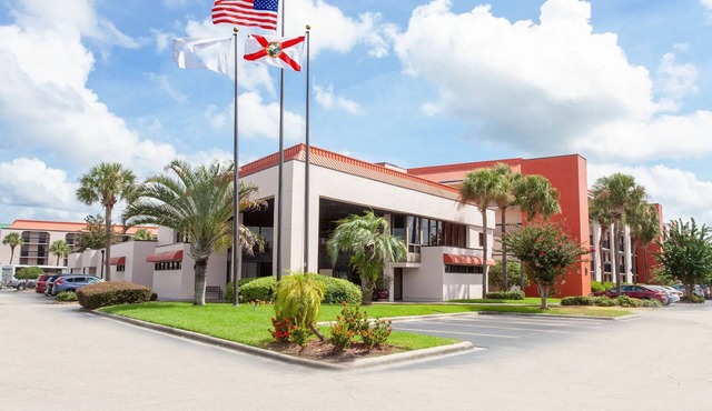 Great Deal! 2 Comfy Units, Close to Parks, Pool, Free Breakfast!