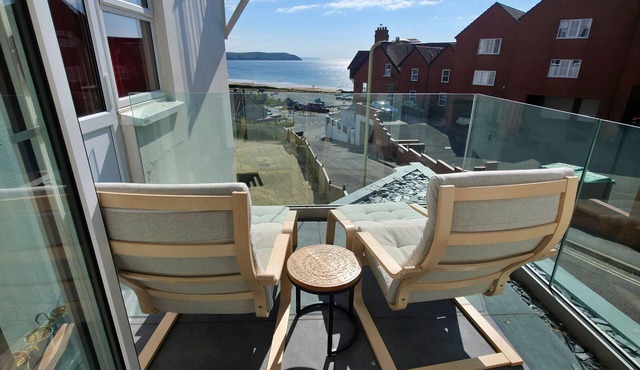 Great dog friendly 2 bed apartment close to village and beach.