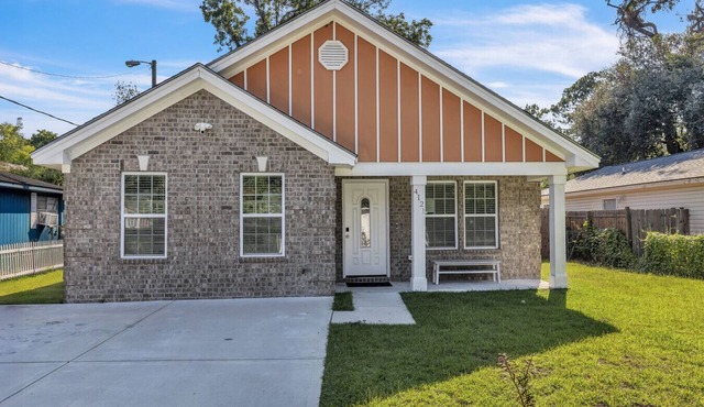 Great Downtown 4BR | 8 Beds + Foosball Fun