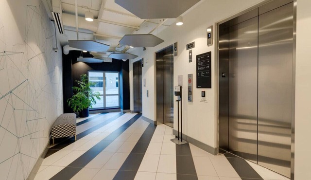 Great Downtown apt: Walk to Broadway, great pool!