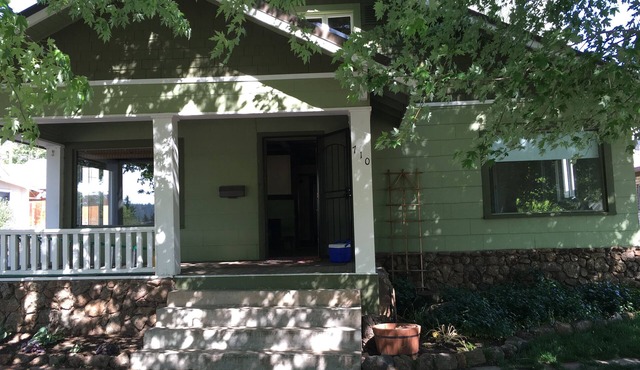GREAT DOWNTOWN LOCATION - 5 minute walk to downtown shopping and dining