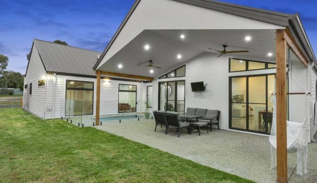 Great entertainer on the outskirts of Bendigo. Family-friendly!