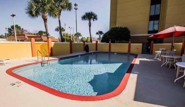 Great Escape! 1 Comfy Unit, Pool, Breakfast, Parking, Close to Attractions.