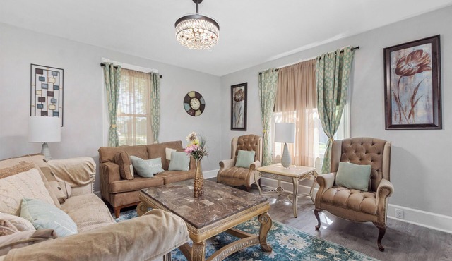 Great Escape 4 bedroom house 2 King Bed in Belleville with WiFi fitness room