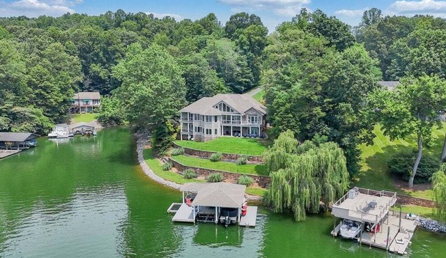 Great Escape on Smith Mountain Lake - Lakefront, Private Dock, & Hot Tub
