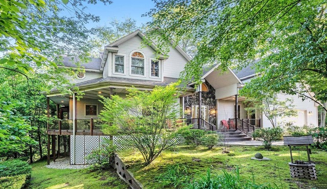 Great Escape: Spacious, Home Theater, Fire Pit, Walk to Downtown