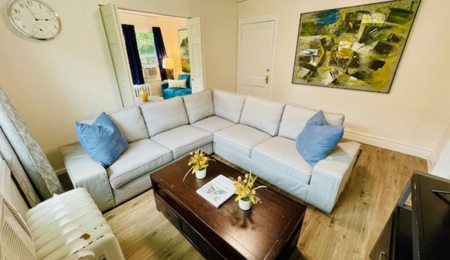 Great Evanston Location/Roomy/Modern/Private Office/Close to NWU/Free Parking