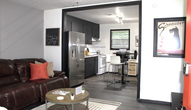 Great Extended Work Stays-Pet-Friendly Cozy 2BR, Driveway Parking, 30M from Downtown Atlanta