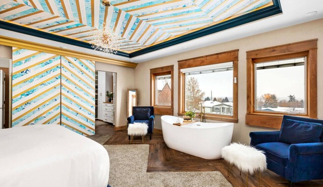 Great Falls Luxe Haven: 4BR, Gym, Office & Hot Tub