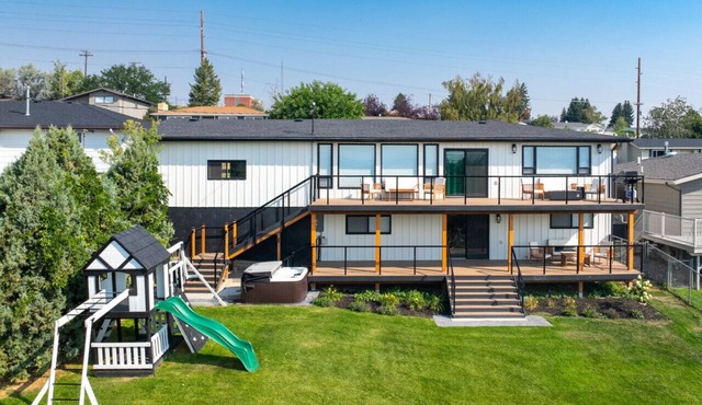 Great Falls Premier Retreat: Views Hot Tub Games