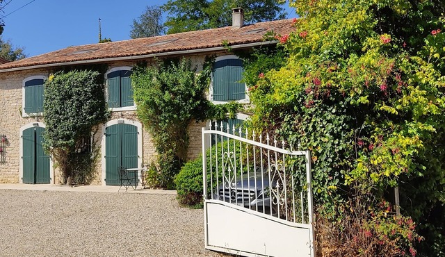 Great family-friendly Farmhouse with pool on large site. Peaceful rural region.