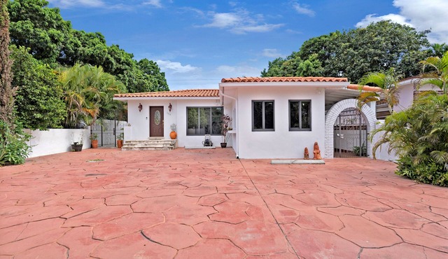 Great Family home by airport with large pooL/yard