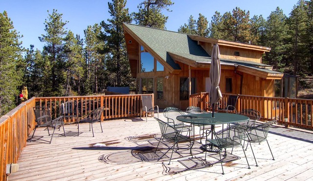 Great Family Home! Hot Tub! Huge Deck! 7 Miles from Downtown Nederland & Private