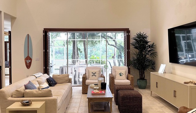 Great Family Home With Pool And Golf Course And Lake Views