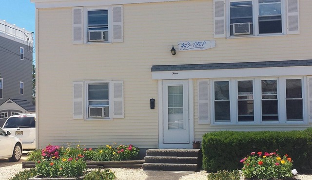 Great Family Location Just 2 Houses From The Beach ~ Clean ~ Quiet ~ Affordable