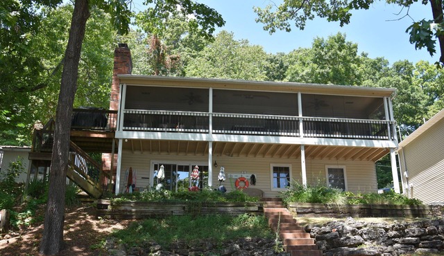 Great family retreat! Lakefront, 4bed/2Ba, quiet cove & private dock