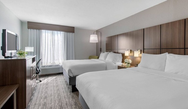 Great Find! Cozy Unit, Pool, Walk to Brevard Zoo