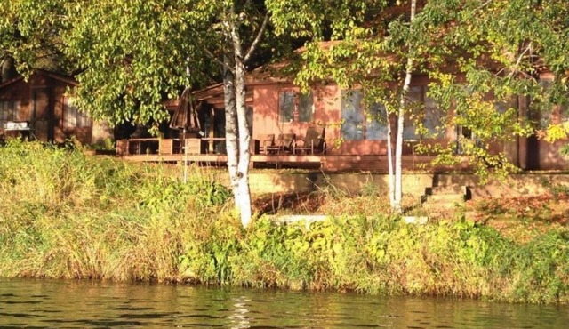 Great fishing & sunset views, lakeside cabins joined by porch. 1 hour from TC