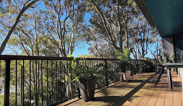 Great flat looking over Pearl Beach. See the beach, hear the waves.