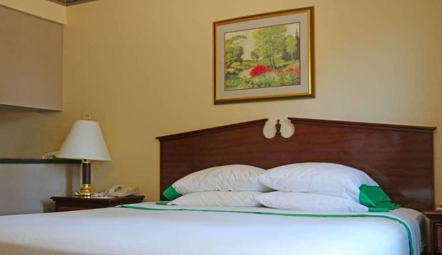 Great For a Quiet Trip! Pet-Friendly Unit in GuestHouse Kelso Longview! Parking!