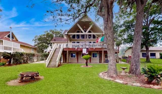 Great for Big Groups & Families! Waterfront, Boathouse, Pool Table, Dog-Friendly