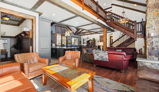 Great for Big Groups, Mile from Lifts, High End Finishes, Huge Deck, Hot Tub