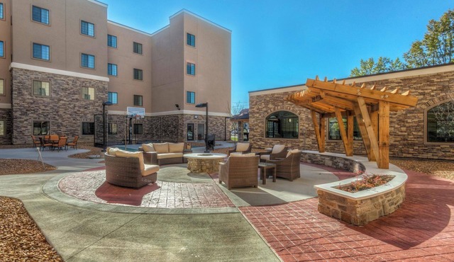 Great for Business Travelers! Studio Suite Near Edward Jones! Shared Pool + Free Breakfast!