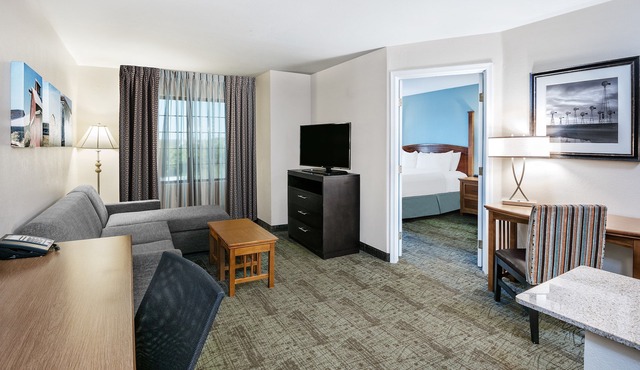 Great for Business Travelers! Air-Conditioned King Suite + FREE Buffet Breakfast