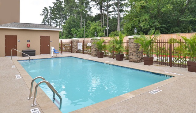 Great for Business Travelers! Near George Bush Intercontinental Airport | Shared Outdoor Pool