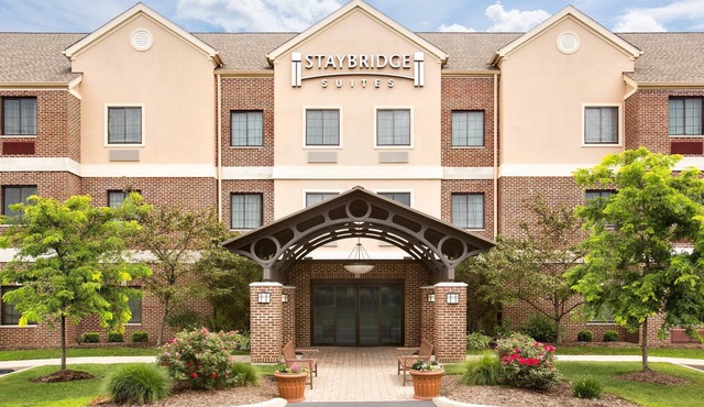 Great for Business Travelers! Relaxing Suite Near Cleveland | Shared Indoor Pool + FREE Breakfast