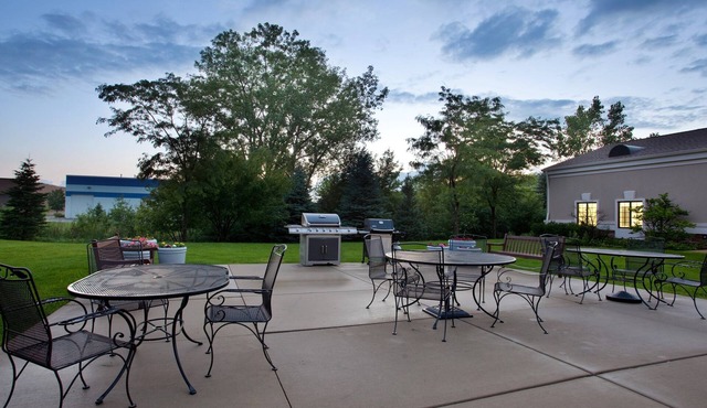 Great for Business Travel! Equipped King Suite with Pool Access + Free Breakfast