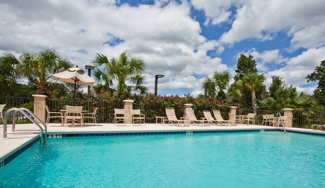 Great for Business Travelers! Free Breakfast + On-Site Business Center