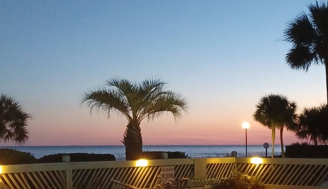 GREAT FOR COUPLES, OCEAN FRONT, SPA SHOWER GORGEOUS BALCONY OCEAN VIEW KINGBED