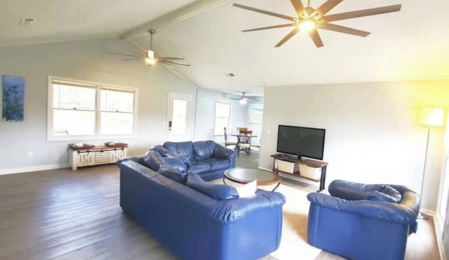 Great for Extended Stay- 12 ft ceiling- Open Space
