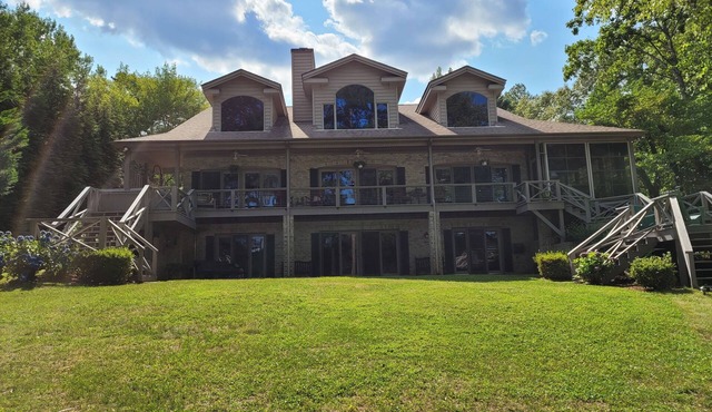 GREAT for FAMILIES, beautiful waterfront, kayaks, firepit, pool table, & more!