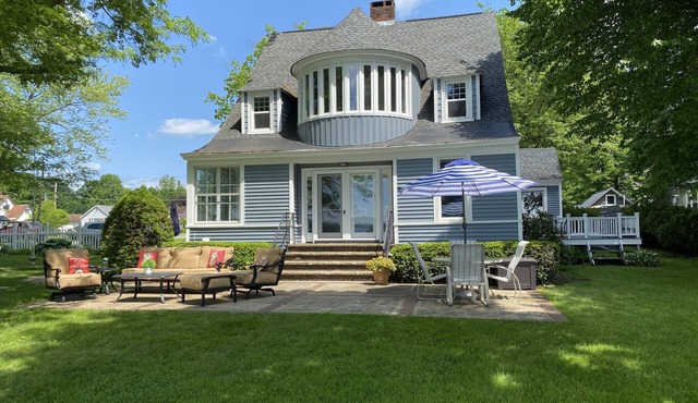 Great for families! Newly remodeled lakefront home. Big yard + lots of lake toys