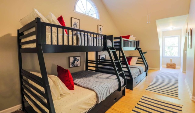 Great for Families: Huge Kids Room & Dog Friendly! 7 Min Walk to Beach! Quick Access to Downtown!