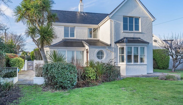 Great for family get-togethers and within walking distance to the beach.