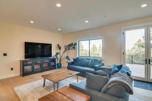 Great for Gatherings! Evergreen Getaway with Hot Tub