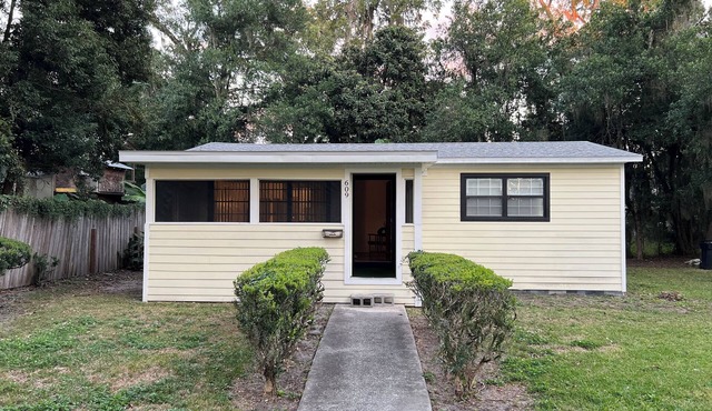 Great for Gator games. Cozy house in authentic Gainesville Porters Neighborhood.