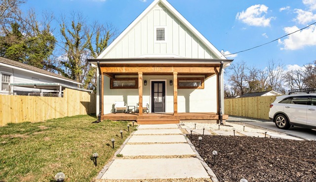Great for Groups 3BR/3.5BA Greensboro Home -Private Baths Near Coliseum