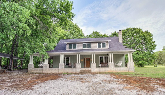 Great for Groups: Family Creekside Home in Loretto