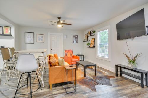 Great for Groups! Greensboro Getaway, 1 Mi to Dtwn
