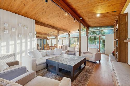 Great for Groups! Poolside Oasis Near Encanto Park