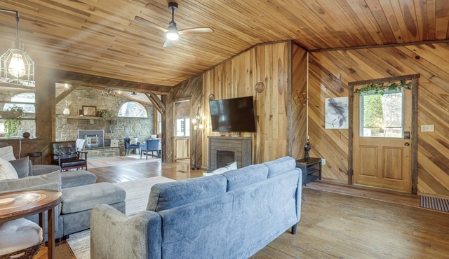 Great for Groups! Spacious Melcroft Home w/Deck