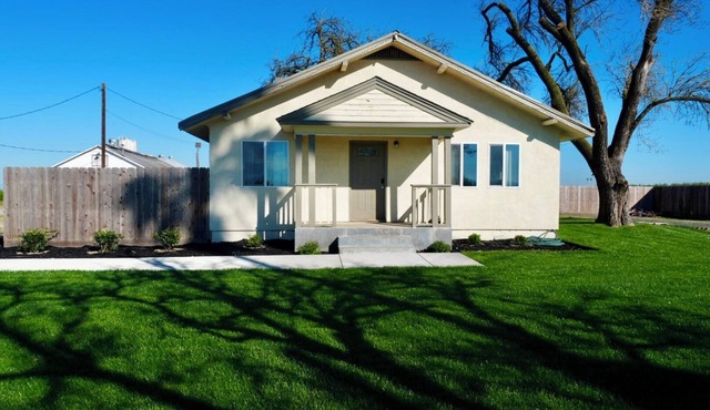 Great for groups: Romantic farmhouse with barn and parking.