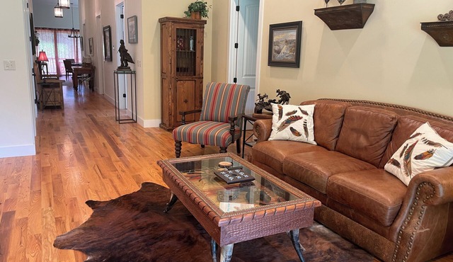 Great for Groups! 8min to Brevard, 10min to DuPont, 20min to Hendersonville