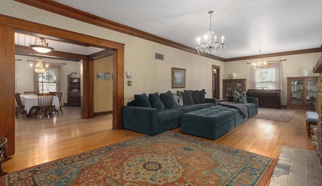 Great for Large Groups Near DT - 30 day stays